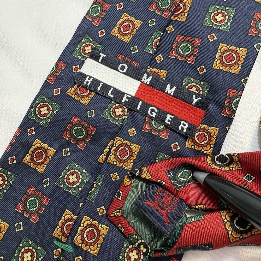 Vtg‎ Tommy Hilfiger Silk Tie Navy Blue Geometric Medallion Crest Preppy 90s Y2K